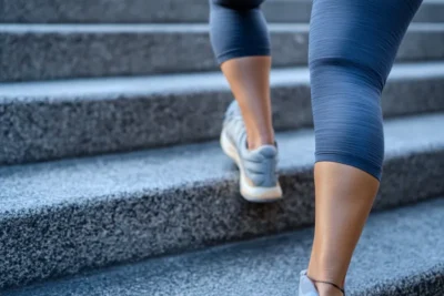 dolor de rodilla al subir escaleras